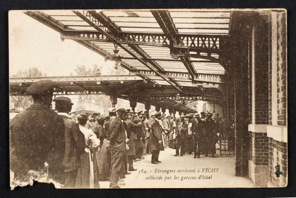 Garçons d'hôtels devant la gare. Carte postale vers 1910. (coll. Cousseau)