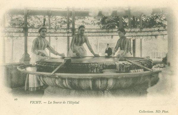 Donneuses d'eau à la Source de l'Hôpital. Carte postale, vers 1900 (coll. Cousseau)