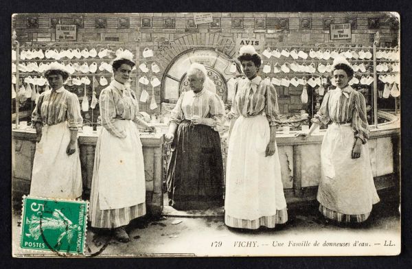  Une famille de donneuses d'eau. Carte postale,  vers 1914 (coll. Cousseau)