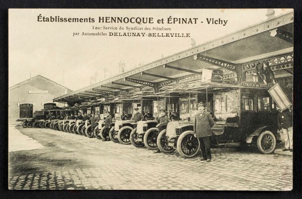 Chauffeurs devant la gare. Carte postale, vers 1914 (coll. Cousseau)