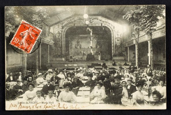 Spectacle d'acrobates au Jardin de Vichy. Carte postale, vers 1908 (coll. Cousseau)