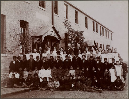 Indian Residential School students and staff Regina Saskatchewan 1908 Élèves et personnel du Pensionnat indien Regina Saskatchewan 1908 14185269124
